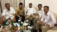  Ini dia momen saat dirinya duduk dan makan bersama beberapa politisi Gerindra. Di sana terlihat calon Presiden RI, Prabowo Subianto, Kyai Gun hingga Ridho Ficardo. Foto: Twitter @habiburokhman