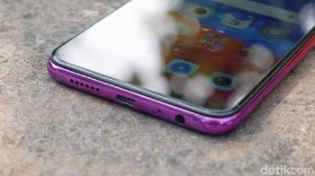 Bagian bawah terdapat port micro USB, speaker dan jack audio 3,5 mm. (Foto: detikINET/Adi Fida Rahman)
