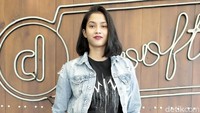 Dara berusia 21 tahun itu tampil kasual dengan jaket jeans, kaus hitam, celana abu-abu dan sneakers kuning.