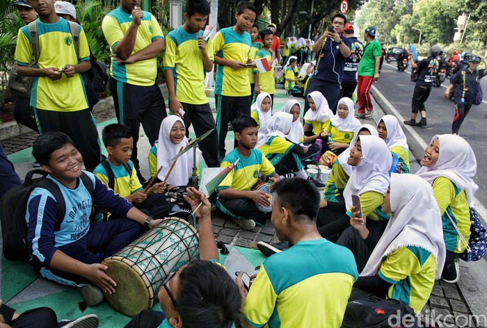 Kemeriahan Anak Sekolah  Iringi Pawai  Obor Asian Games di 