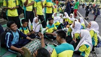 Sambil menunggu, anak-anak itu berkumpul dan menyanyi diiringi alat musik gendang yang telah dipersiapkan.