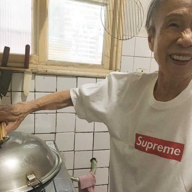 Lagi masak pun harus tetap swag. Si nenek tampil dengan kaus Supreme.  Foto: Instagram ( moonlin0106)