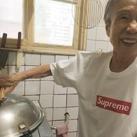 Lagi masak pun harus tetap swag. Si nenek tampil dengan kaus Supreme.  Foto: Instagram ( moonlin0106)