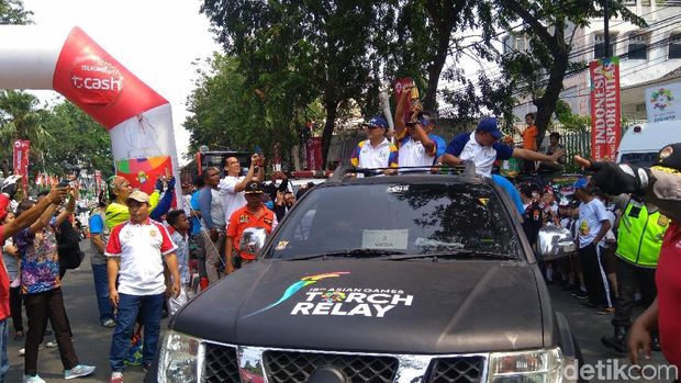 Disambut Kepala Bappenas, Obor Asian Games Tiba di Jakarta Barat