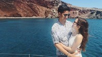 Foto: Tasya dan Randi juga menikmati laut di Santorini. Nih pose pelukan yang bikin jomblo menangis. Huh! (tasyakamila/Instagram)