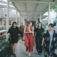 Tampil mencuri atensi dengan busana bercorak ikat ala Maudy Ayunda. Siluet vest IKAT Indonesia yang struktural dan minimalis tetap terasa modern dan kekinian berpadu dengan kulot. Foto: Dok. Instagram