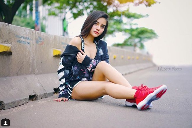 Nama Nabilla Aprillya mulai populer saat dikenalkan Youtuber Atta Halilintar sebagai calon istri. Mantan artis Bigo Live ini dulu punya penampilan seksi. Kemudian setelah dekat dengan Atta, ia memutuskan berhijab. Foto: Dok. instagram/j_albert_al