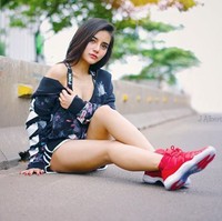 Nama Nabilla Aprillya mulai populer saat dikenalkan Youtuber Atta Halilintar sebagai calon istri. Mantan artis Bigo Live ini dulu punya penampilan seksi. Kemudian setelah dekat dengan Atta, ia memutuskan berhijab. Foto: Dok. instagram/j_albert_al