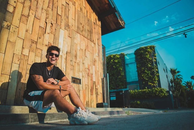 Gaya busana Aero banyak dipengaruhi oleh aktivitasnya sebagai atlet olahraga air. Biasa di Pantai, Aero kerap mengandalkan kaus serta celana pendek. Sesekali busana tersebut dipadukan dengan sneakers kekinian sehingga terlihat stylish. (Foto: Instagram/@aeroaswar)