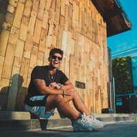 Gaya busana Aero banyak dipengaruhi oleh aktivitasnya sebagai atlet olahraga air. Biasa di Pantai, Aero kerap mengandalkan kaus serta celana pendek. Sesekali busana tersebut dipadukan dengan sneakers kekinian sehingga terlihat stylish. (Foto: Instagram/@aeroaswar)