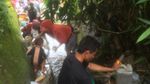 Riuhnya Warga Berebut Bocoran Avtur di Kali Taheng Ambon