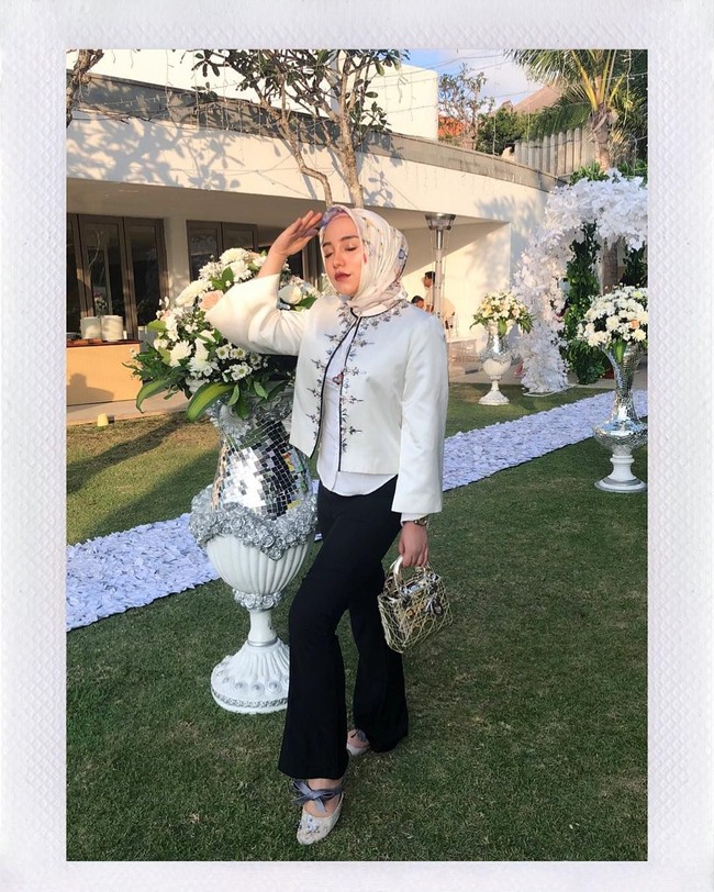 Namun setelah bercerai, ada yang berubah dari penampilan Salmafina. Kini ia tak lagi berpenampilan syari dengan khimar instan yang panjang. Foto: Instagram/salmafinasunan