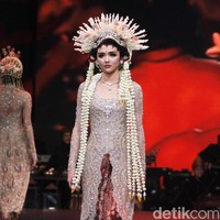 Fashion show koleksi  terbaru dari Vera Anggraini atau lebih dikenal dengan nama Vera Kebaya yang mengusung tema Merajut nusantara berlangsung di Ballroom Raffles Hotel, Jakarta, Rabu [15/8/2018]. Foto: Mohammad Abduh/Wolipop