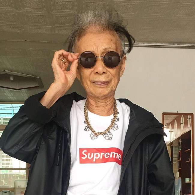 Penampilan nenek asal Taiwan ini kadang bikin geleng-geleng kepala karena gayanya yang selalu bertema Hypebeast.  Foto: Instagram ( moonlin0106)