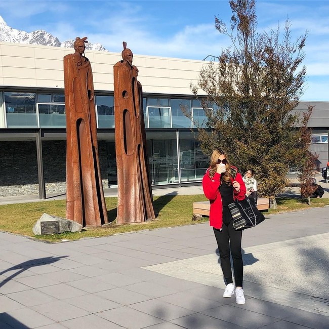 Nia Ramadhani bergaya dengan tas Chanel yang merupakan bagian dari koleksi Chanel Metiers D’Art Paris-Hamburg 2018. Tas yang dibawanya ini berbahan canvas dan kulit anak sapi. Foto: Instagram
