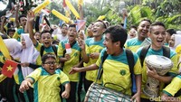 Sejumlah siswa tampak antusias menunggu kedatangan pawai obor Asian Games 2018 di kawasan Jalan Medan Merdeka Barat, Jakarta Pusat, Kamis (16/8/2018).