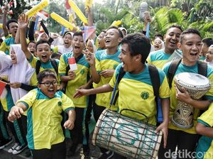 Kemeriahan Anak Sekolah Iringi Pawai Obor Asian Games di Jakarta Pusat