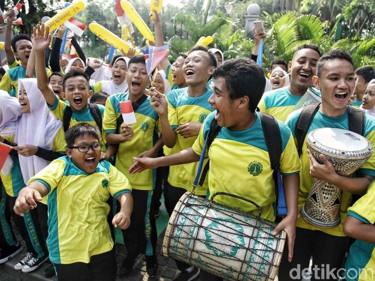 Kemeriahan Anak Sekolah Iringi Pawai Obor Asian Games di Jakarta Pusat