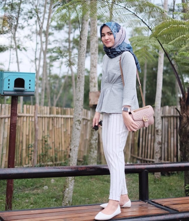 Saat sekolah dulu, Ana sapaan akrabnya juga mendulang segudang prestasi. Kuliah di Universitas Gadjah Mada, ia mendapatkan Djarum Beasiswa Plus 2009.  Foto: Instagram/analisawidyaningrum