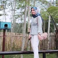 Saat sekolah dulu, Ana sapaan akrabnya juga mendulang segudang prestasi. Kuliah di Universitas Gadjah Mada, ia mendapatkan Djarum Beasiswa Plus 2009.  Foto: Instagram/analisawidyaningrum