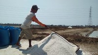 Petani garam, Gushawab warga Desa Dorokandang Kecamatan Lasem, Rembang menyebutkan, harga garam pada awal musim kemarau berkisar Rp 1.600/kilogram (kg), namun saat ini anjlok di harga Rp 800/kg.