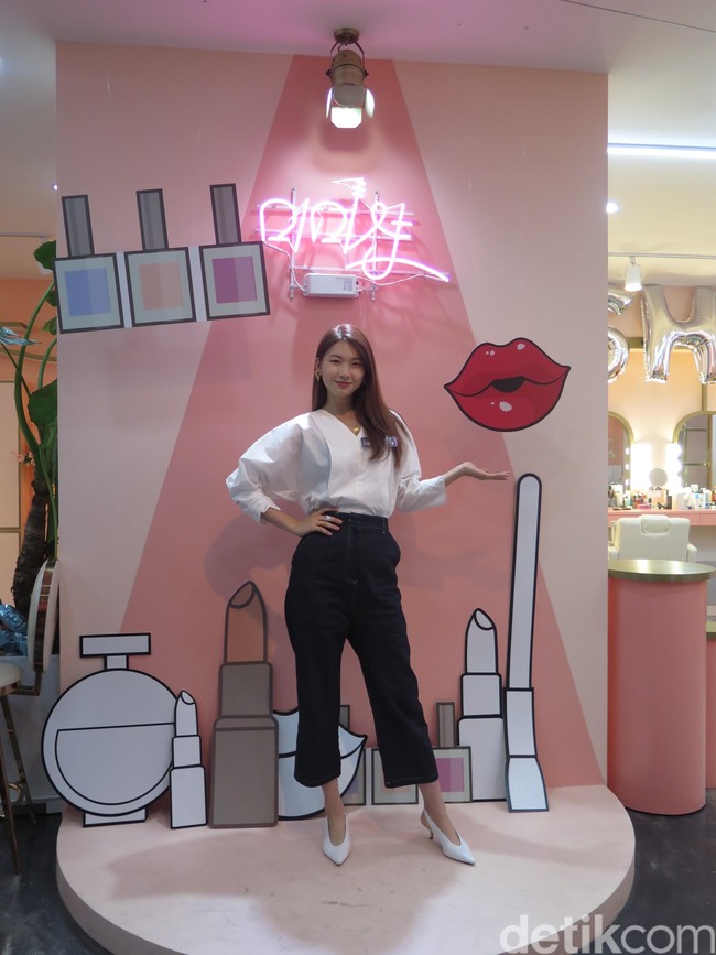 Sebagai seorang model, Kim Jin Kyung tentu sering berhadapan dengan makeup. Untuk tren makeup 2018, ia melihat jika warna-warna terang sedang digemari meski hanya sebagai aksen. Foto: Rahmi Anjani/Wolipop