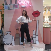 Sebagai seorang model, Kim Jin Kyung tentu sering berhadapan dengan makeup. Untuk tren makeup 2018, ia melihat jika warna-warna terang sedang digemari meski hanya sebagai aksen. Foto: Rahmi Anjani/Wolipop