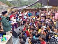 Ridwan Kamil Hibur Pengungsi 'Kampung Bandung' di Lombok