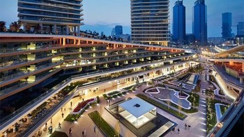 Ini penampakannya yang indah pada waktu malam. Apple Store ini didesain oleh biro arsitek Foster + Partners, yang ternyata juga menjadi perancang kantor baru Apple yang berbentuk seperti luar angkasa. Foto: Apple Store Istanbul