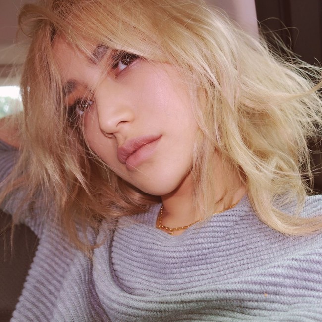 Sejak rambutnya pirang, tampaknya Jedar semakin percaya diri. Dengan gaya rambut apapun, termasuk tatanan rambut acak, Jedar justru terlihat semakin cantik dan seksi.  Foto: Instagram (Inijedar)