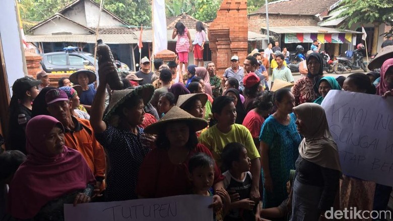 Warga Duduki Kantor Desa di Mojokerto, Tuntut Tutup Galian C Warga Duduki Kantor Desa di Mojokerto, Tuntut Tutup Galian C