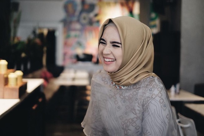 Menjadi sosok inspiratif sekaligus cantik, tak heran jika Analisa didaulat menjadi spoken person Wardah dan muse e-commerce Hijabenka. Foto: Instagram/analisawidyaningrum