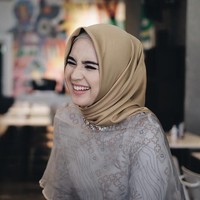 Menjadi sosok inspiratif sekaligus cantik, tak heran jika Analisa didaulat menjadi spoken person Wardah dan muse e-commerce Hijabenka. Foto: Instagram/analisawidyaningrum