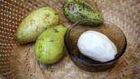 Yang satu ini namanya buah wanyi. Bentuknya sekilas mirip mangga namun ia punya daging warna putih. Rasanya manis asam. Pohon buah ini paling banyak ada di pedalaman Kalimantan Timur. Foto: Istimewa