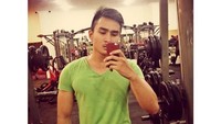 Makanya gym jadi tempat akrabnya untuk membentuk otot di lengannya. (Foto: Instagram/lutfiagizal)