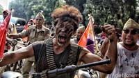 Mereka tampil kompak mengenakan busana khas para pejuang di zaman kemerdekaan.