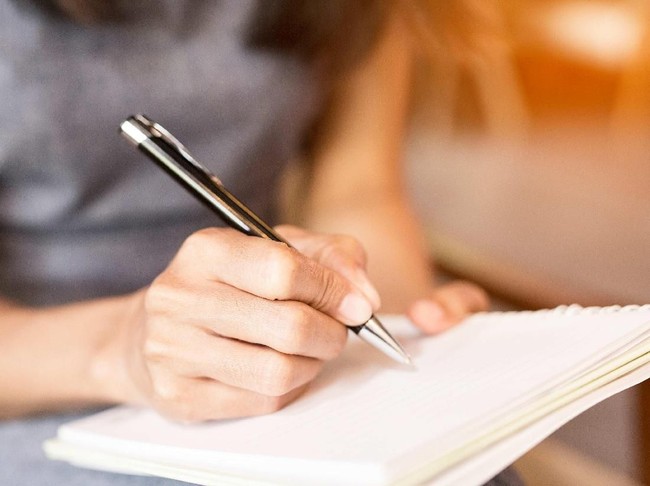 ilustrasi menulis surat