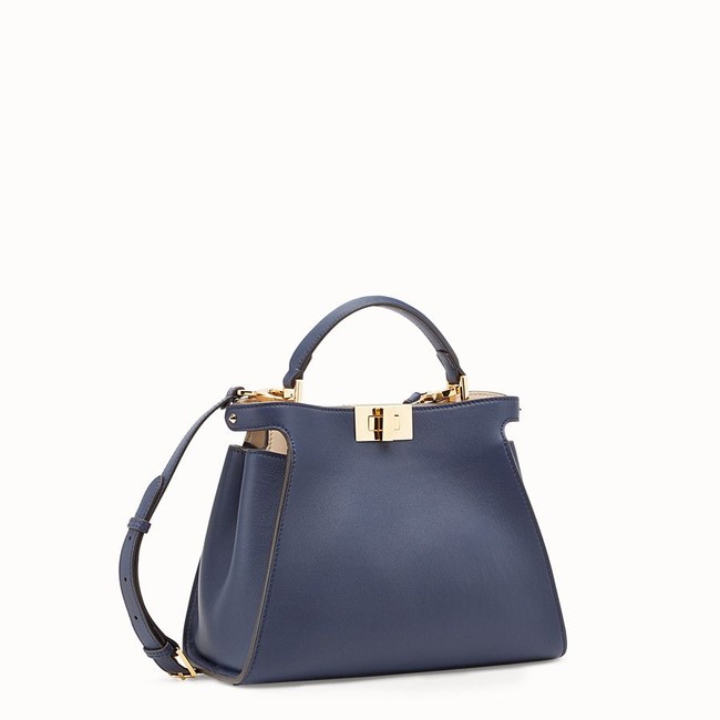 Terbuat dari 100 persen calfleather, tas ini hadir dalam berbagai pilihan warna dan ukuran. Peekaboo Essential, seperti milik Iriana, memiliki panjang 27 cm dan tinggi 20 cm. Pilihan warnanya antara lain beige, hitam, dan biru. (Foto: Dok. Fendi)