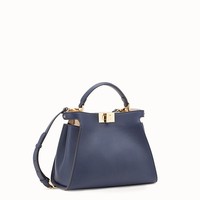 Terbuat dari 100 persen calfleather, tas ini hadir dalam berbagai pilihan warna dan ukuran. Peekaboo Essential, seperti milik Iriana, memiliki panjang 27 cm dan tinggi 20 cm. Pilihan warnanya antara lain beige, hitam, dan biru. (Foto: Dok. Fendi)