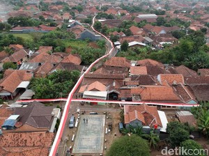 Keren! Saat Merah Putih Memayungi Seluruh Jalanan Kampung Tokyo