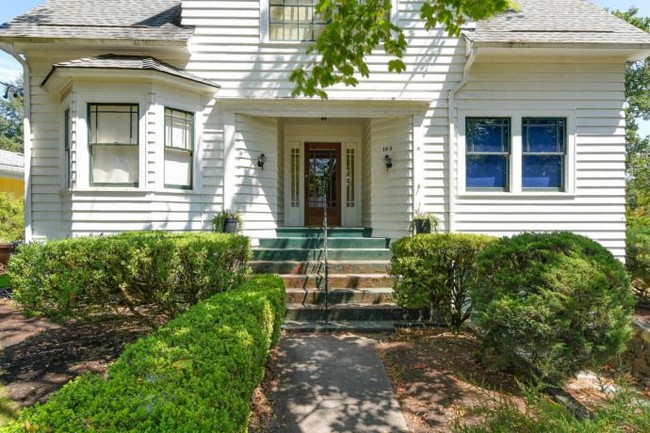 Memiliki empat kamar tidur dan dua kamar mandi, rumah dijual dengan harga Rp 5,1 miliar. Foto: Dok. Sothebys International Realty