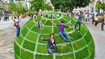 Tampak seperti bola besar, tapi sebenarnya lukisan di permukaan datar. (Foto: Brightside)