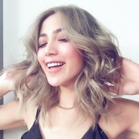 Kali ini, rambut ibu dari El Barack Alexander itu diwarnai lebih abu-abu. Rambutnya ditata curly dan efek acak Foto: Instagram (Inijedar)