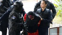 Ia dikawal polisi bersenjata. REUTERS/Lai Seng Sin.