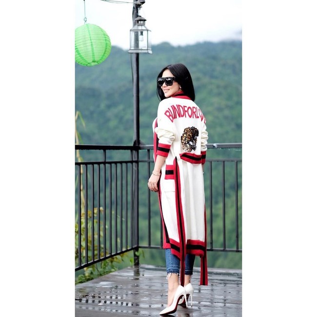 Syahrini tampil kasual dengan T-shirt putih polos, jeans skinny dan outerwear nuansa putih dengan list merah. Terlihat simple, namun harga buasana ini tetap bernilai puluhan juta Rupiah, karena outerwearnya datang dari merek Gucci dan sepatunya rancangan Louboutin. Foto: Dok. Instagram