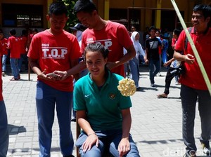 Saat Pemain Cantik Timnas U-16 Portia Fischer Lomba Makan Kerupuk