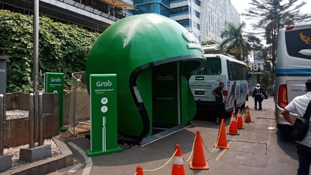 Halte Grab ditempatkan di lay bay bus Mal fX Sudirman