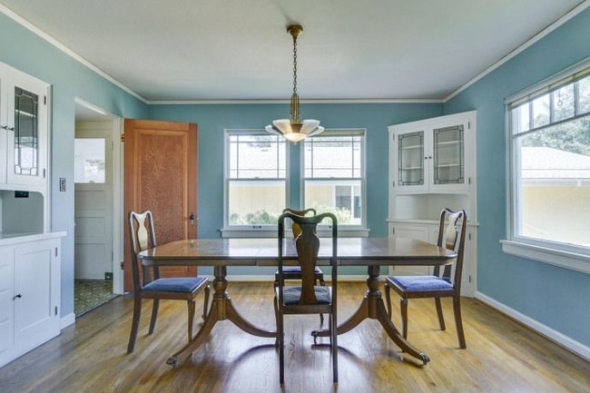 Area ruang makan yang sudah dilengkapi furnitur berupa meja dan kursi makan. Foto: Dok. Sothebys International Realty