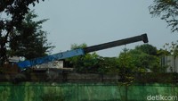 Mesin pancang terlihat bergerak naik turun untuk menancapkan beton ke dalam tanah. Suara hentakan antara mesin pancang dan beton yang beradu juga terdengar cukup jelas. Sementara ekskavator terlihat sedang mengeruk tanah.