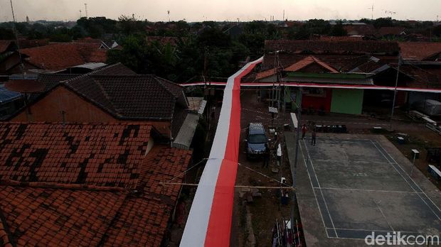 Keren! Saat Merah Putih Memayungi Seluruh Jalanan Kampung Tokyo